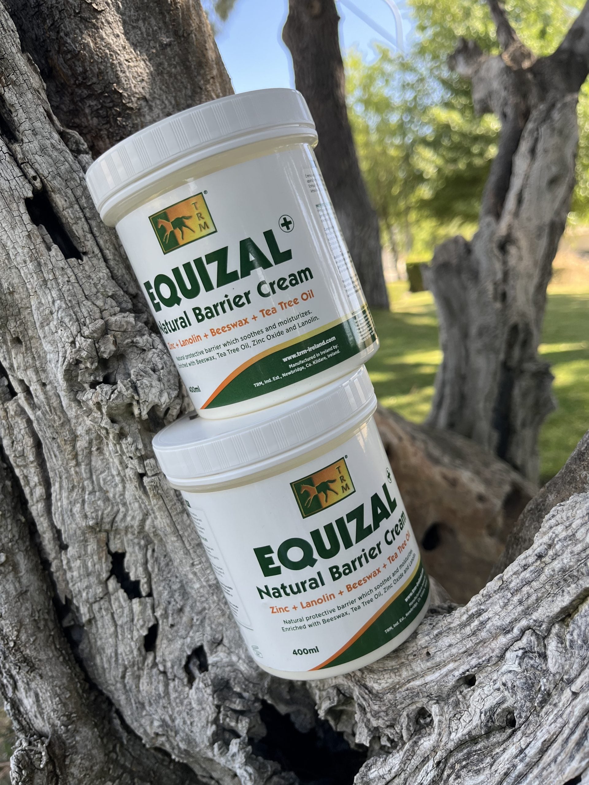Aplicación de crema protectora en la piel de un caballo